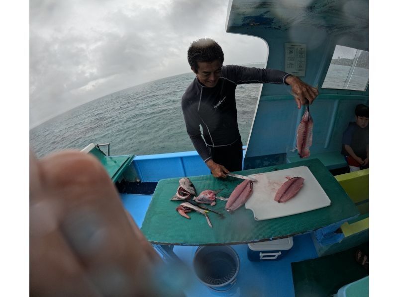 【伊良部島】青の洞窟シュノーケリングツアー・船上カツオ解体ショー・お刺身食べ放題付　の紹介画像