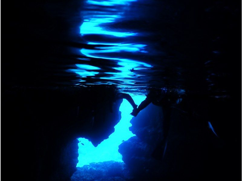 【2point】青の洞窟シュノーケル/カヤックツアー/船上カツオの解体ショーお刺身食べ放題の紹介画像