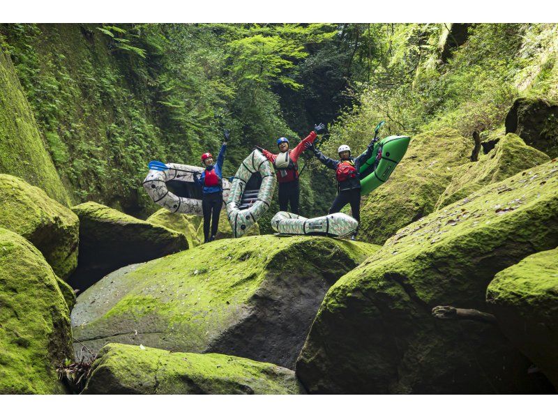 [Oita / Yufugawa Gorge] Unexplored Yufugawa Gorge Packraft Tour [Equipment rental fee, photo data, hot spring ticket, light meal / drink included]の紹介画像