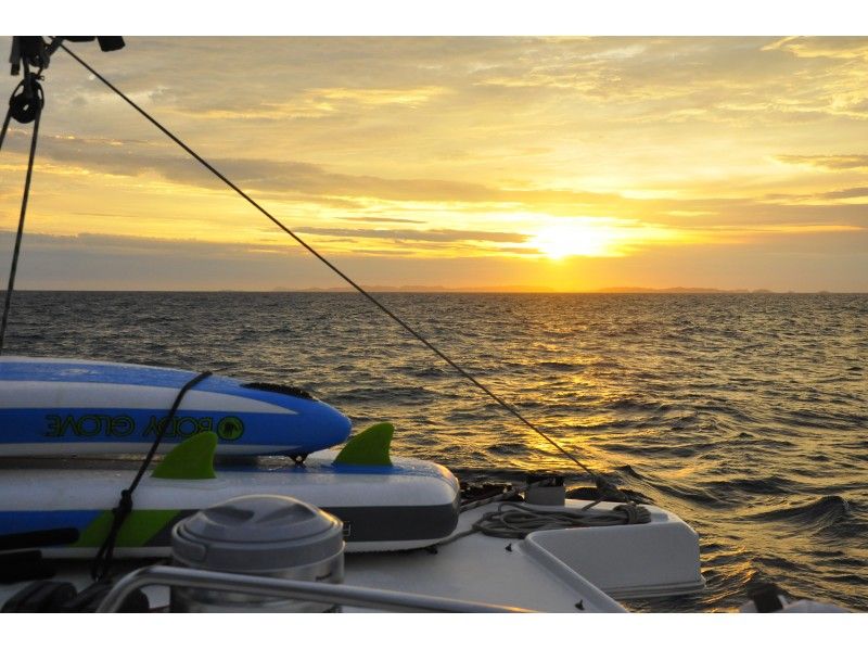 [Okinawa Chatan (Chubu) departure ~] Sunset charter cruising 2.5 hours (55 feet catamaran), monopolize the true southernmost sunset in Kerama!の紹介画像