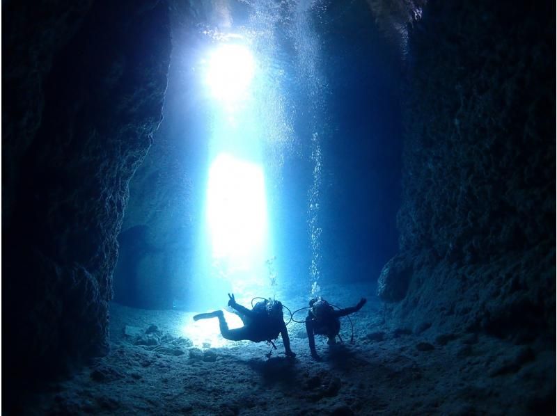 [沖繩藍洞]體驗潛水-歡迎初學者！完全保留了2個潛水路線☆包括水下射擊和餵食！の紹介画像