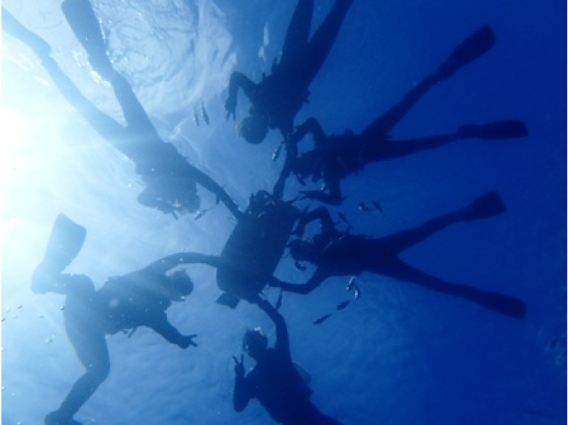 【沖縄・青の洞窟】感動！！シュノーケリング体験♪魚に餌やり体験付き！！の紹介画像