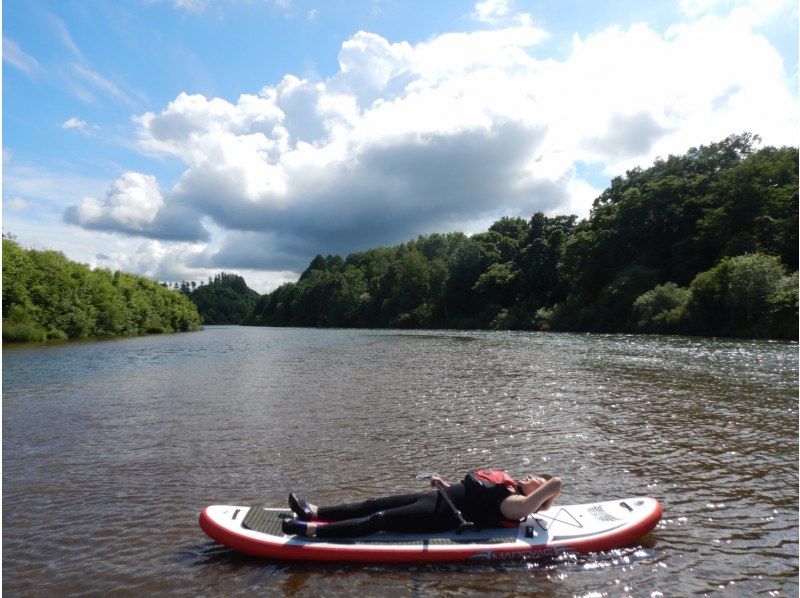 [Hokkaido / Niseko] Relaxing SUP experience in the clear stream Shiribetsu River!