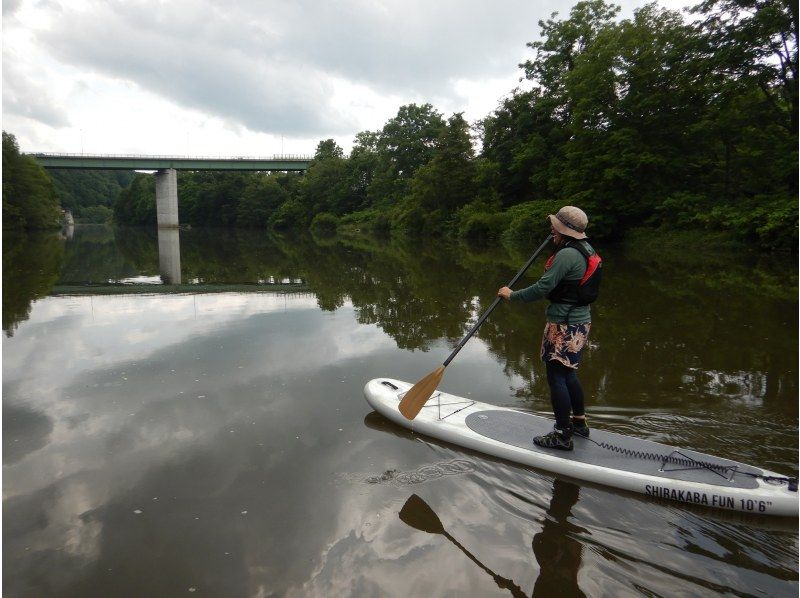 [Hokkaido / Niseko] Relaxing SUP experience in the clear stream Shiribetsu River!