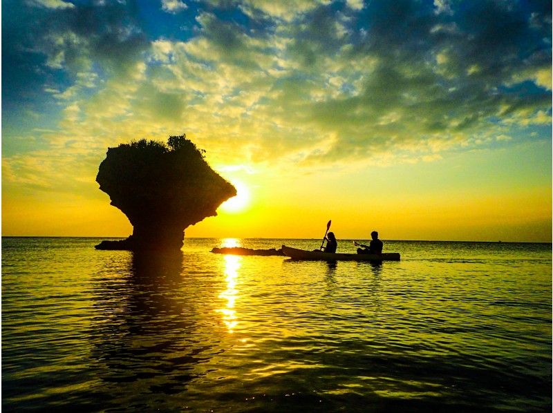 海上皮划艇を楽しむカップル　サンセットカヤック　奇岩と夕陽的絶景