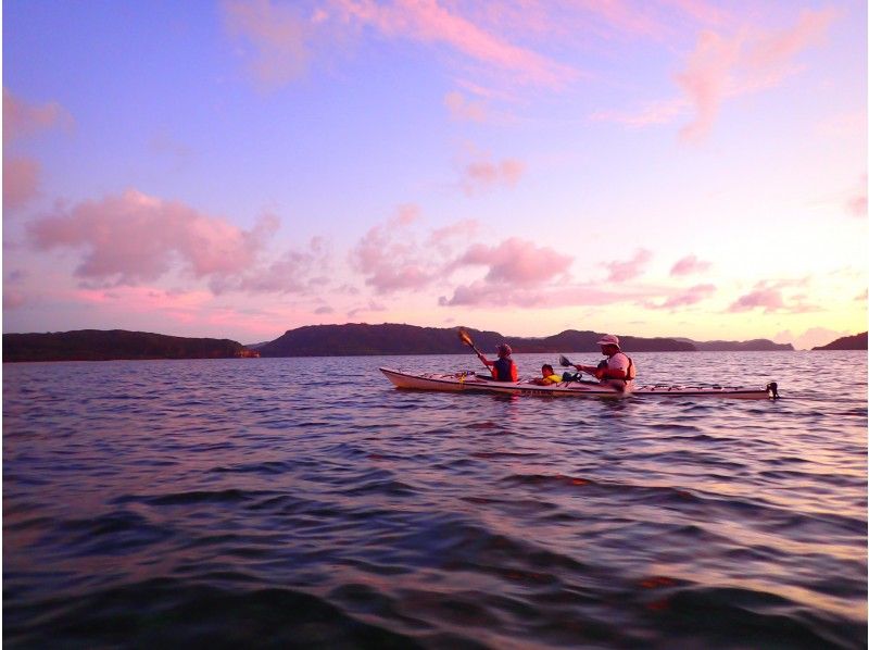 [Okinawa / Iriomote Island] Twilight trip kayaking. Have you ever seen the moment when the world changes from day to night from above the sea? Sunset kayaking by the empty beach!の紹介画像