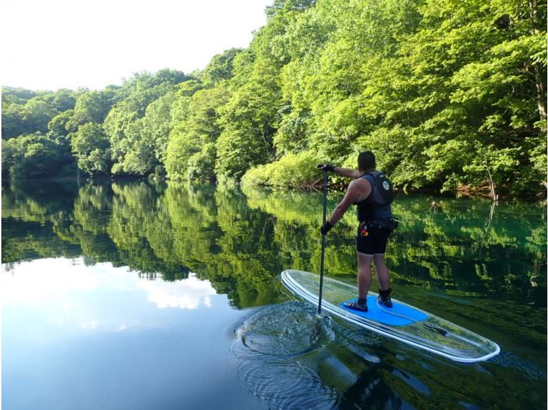 【手ぶらSUP】写真付き！北海道初上陸クリアSUPで、水質11年連続日本1位を誇る湖・川を体感！アメニティー各種無料！初心者、カップル歓迎！の紹介画像