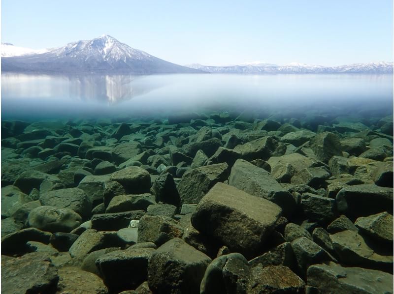 北海道初上陸の透明なクリアSUPで、日本水質トップクラスの冬の湖・川を体感！写真付き・バスタオル・ドライヤー・ロッカー・アメニティ完備無料の紹介画像