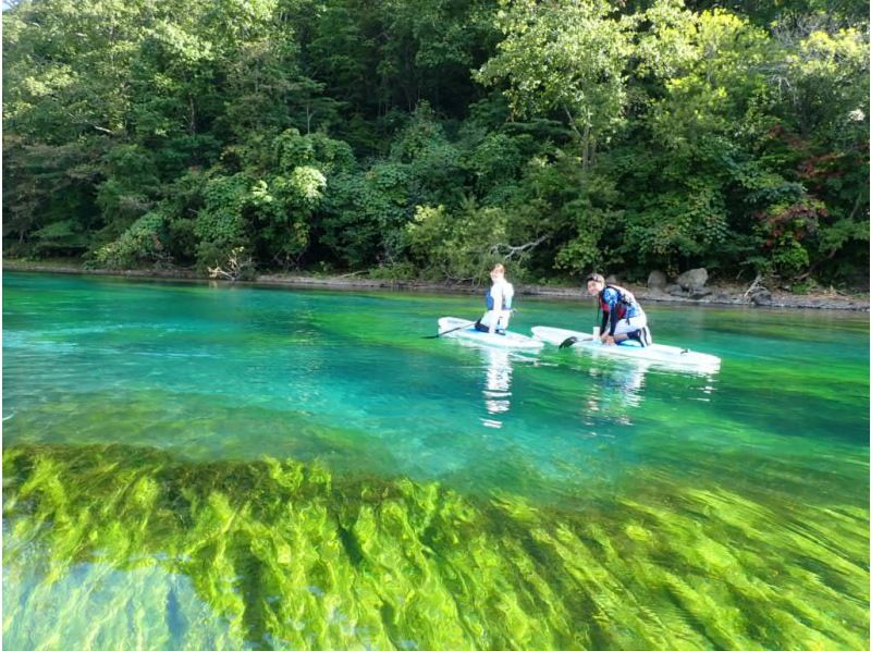 【手ぶらSUP】写真付き！北海道初上陸クリアSUPで、水質11年連続日本1位を誇る湖・川を体感！アメニティー各種無料！初心者、カップル歓迎！の紹介画像