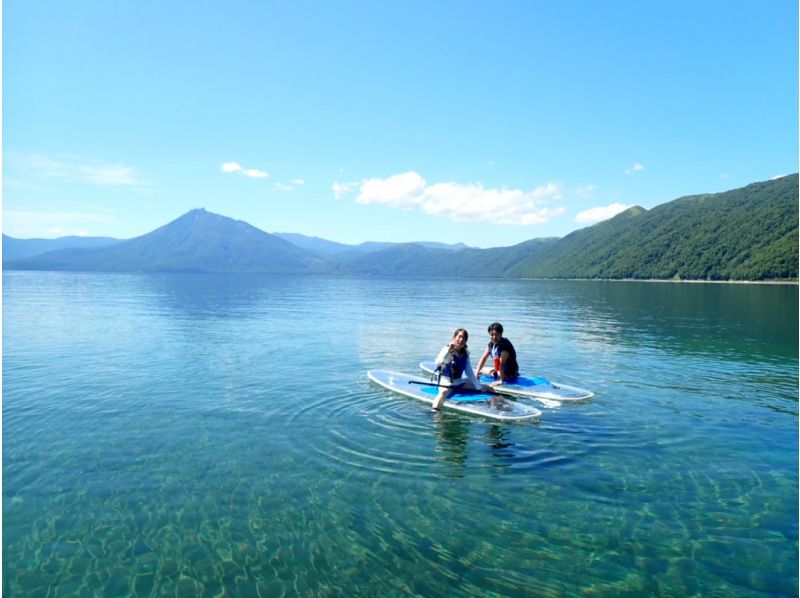 一对情侣在北海道“自然活动中心Ocean Days支笏湖本馆”体验支笏湖SUP桨板