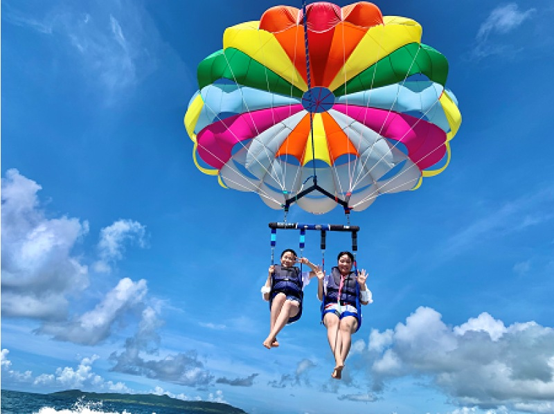 BLUE SEASARの石垣島・パラーセーリングを体験する女性