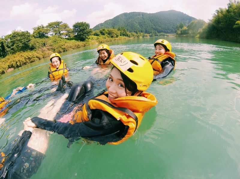 [Gifu/Gujo] [Private boat limited to 4 people] Enjoy the great nature of the Nagara River Rafting experience and extensive facilitiesの紹介画像
