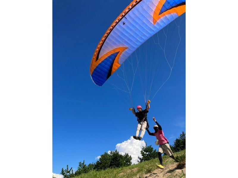  [ ทตโตะริ ในเนินทราย พาราไกลด์ดิ้ง(Paragliding) กึ่ง อา หลักสูตรประสบการณ์ の紹介画像