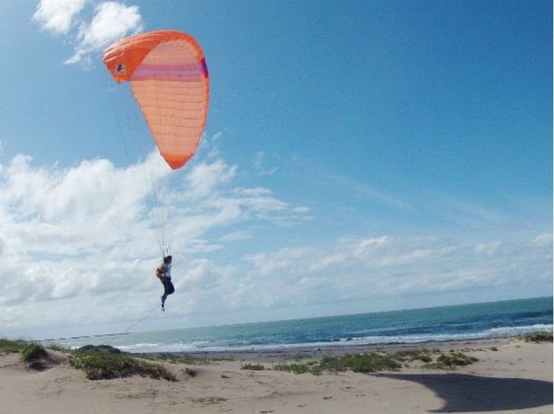  [ ทตโตะริ ในเนินทราย พาราไกลด์ดิ้ง(Paragliding) กึ่ง อา หลักสูตรประสบการณ์ の紹介画像