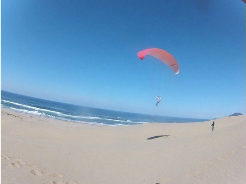  [ ทตโตะริ ในเนินทราย พาราไกลด์ดิ้ง(Paragliding) กึ่ง อา หลักสูตรประสบการณ์ の紹介画像
