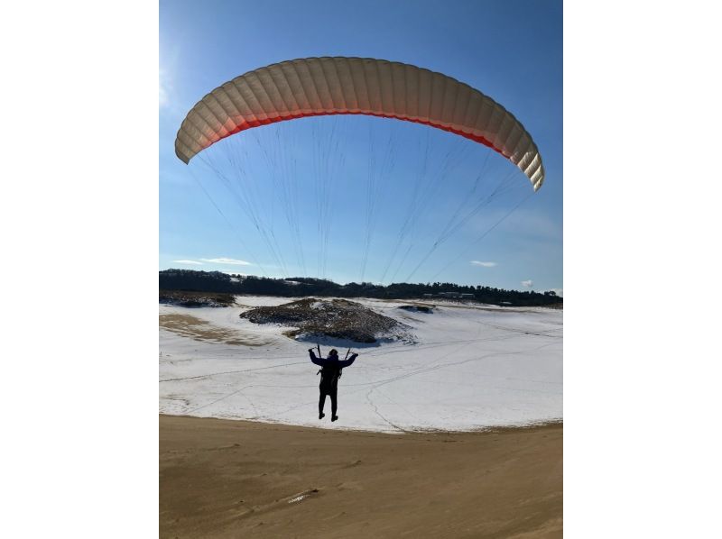  [ ทตโตะริ ในเนินทราย พาราไกลด์ดิ้ง(Paragliding) กึ่ง อา หลักสูตรประสบการณ์ の紹介画像