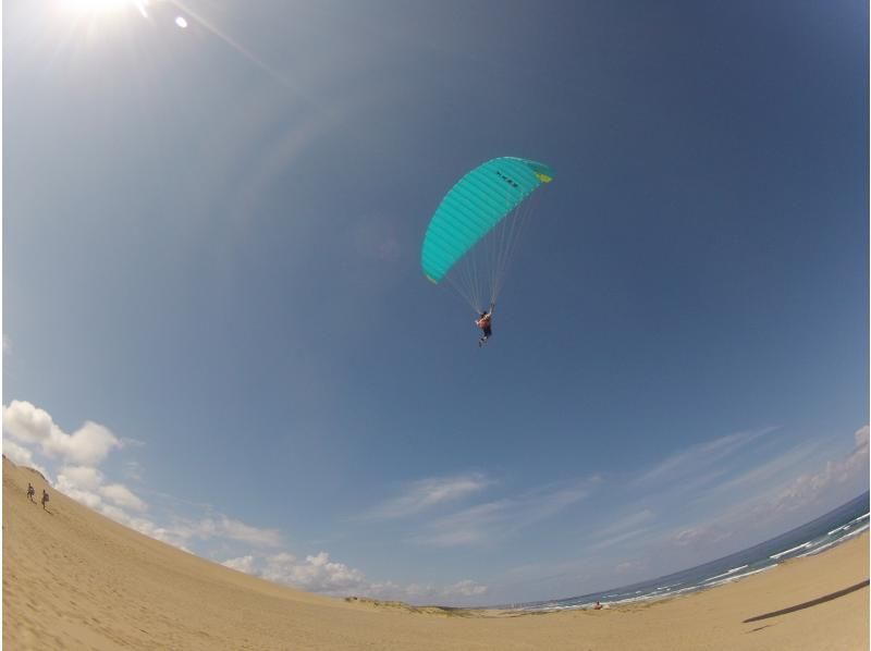  [ ทตโตะริ ในเนินทราย พาราไกลด์ดิ้ง(Paragliding) กึ่ง อา หลักสูตรประสบการณ์ の紹介画像