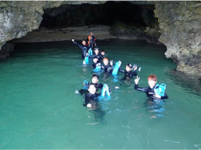 [Swim with sea turtles] [2.5 hours] Blue cave exploration & colorful coral & sea turtle snorkeling tour [Ishigaki Island]の紹介画像
