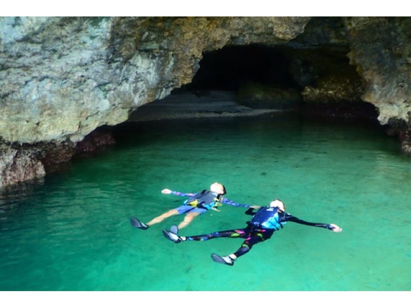 [Swim with sea turtles] [2.5 hours] Blue cave exploration & colorful coral & sea turtle snorkeling tour [Ishigaki Island]の紹介画像