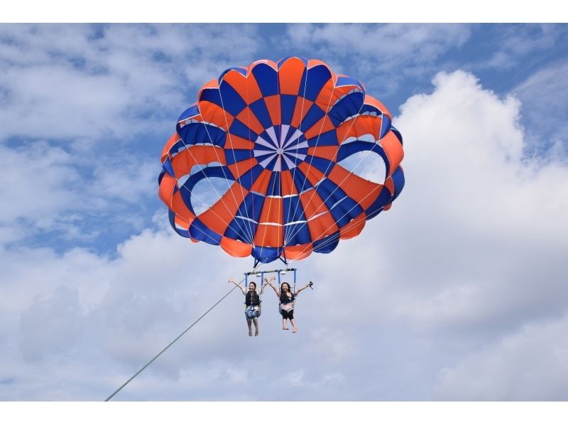 [Departing from Naha] 6 years old and above can participate! Kerama Islands Snorkeling & Exhilarating Parasailing Planの紹介画像