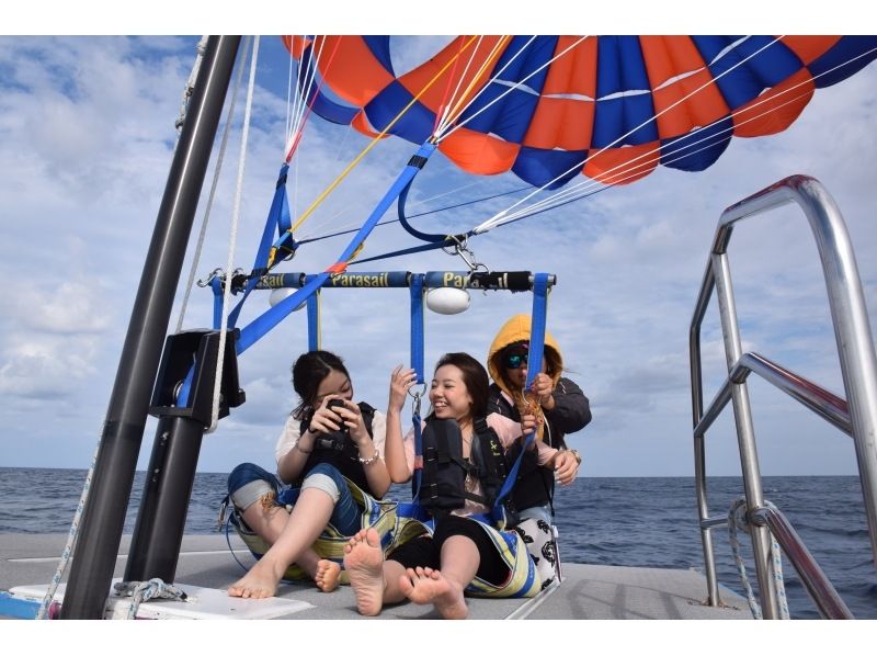 [Departing from Naha] 6 years old and above can participate! Kerama Islands Snorkeling & Exhilarating Parasailing Planの紹介画像