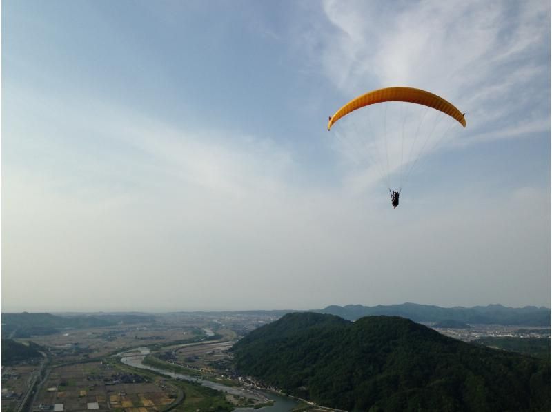 【砂丘本舗/2人乗りパラグライダー】暑い夏はプロと一緒に高く飛ぼう！安心のタンデムフライト体験の紹介画像