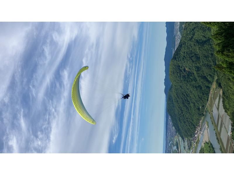 [Sand Dune Honpo/Two-seater Paraglider] Take a step back in time during the hot summer and experience highland paragliding! Flying in the sky from an altitude of 300m!の紹介画像