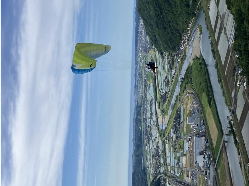 [Sand Dune Honpo/Two-seater Paraglider] Take a step back in time during the hot summer and experience highland paragliding! Flying in the sky from an altitude of 300m!の紹介画像