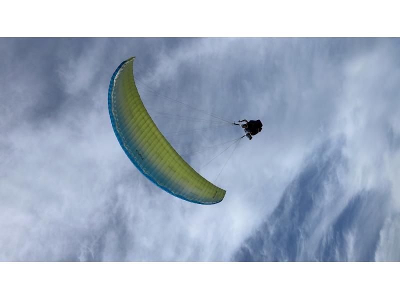 [Sand Dune Honpo/Two-seater Paraglider] Take a step back in time during the hot summer and experience highland paragliding! Flying in the sky from an altitude of 300m!の紹介画像