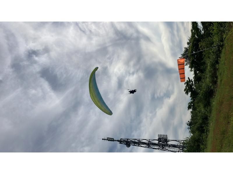 [Sand Dune Honpo/Two-seater Paraglider] Take a step back in time during the hot summer and experience highland paragliding! Flying in the sky from an altitude of 300m!の紹介画像