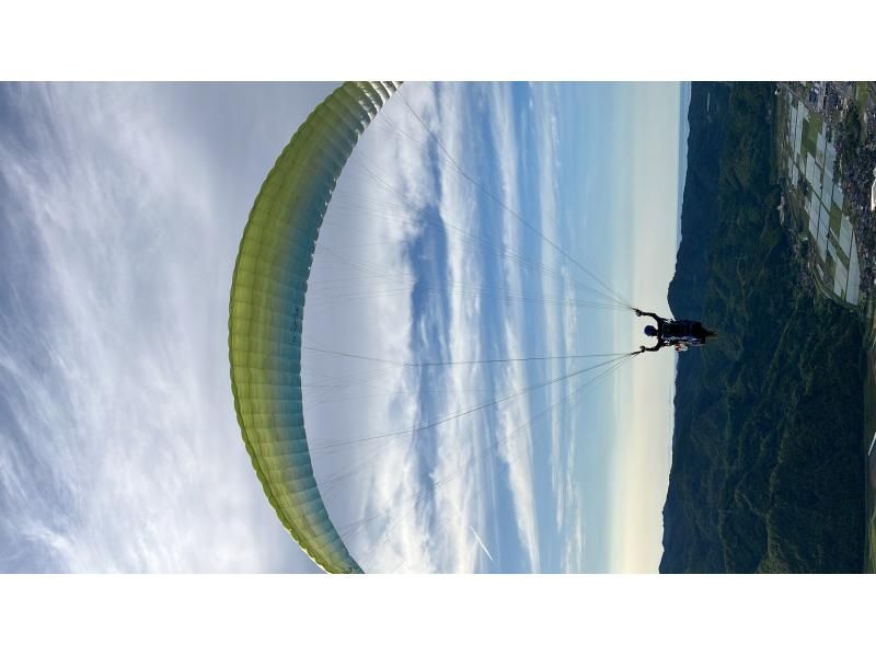 [Sand Dune Honpo/Two-seater Paraglider] Take a step back in time during the hot summer and experience highland paragliding! Flying in the sky from an altitude of 300m!の紹介画像