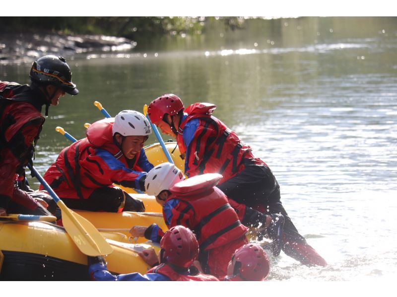 【ニセコ・ラフティング】大自然の魅力を満喫しながら、川で遊ぼう★6月まで4人以上のグループで写真データプレゼントの紹介画像