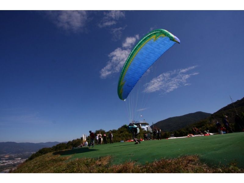 [和歌山 / 城之川] 滑翔伞 / 双人飞行体验-轻松安全-从 300 米高空飞行，欣赏迷人的季节性景色の紹介画像