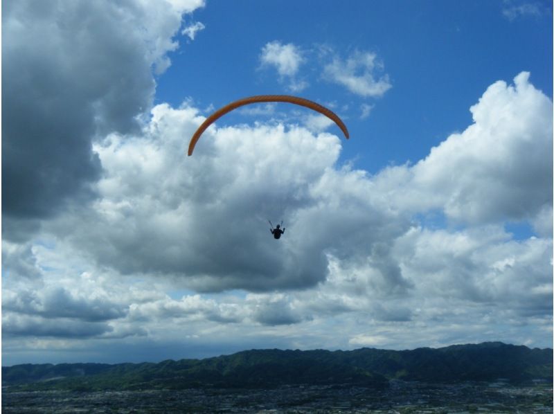 【와카야마 기노 카와] 패러 글라이딩 탠덤 비행 체험 편안하고 안전 고도 300 미터에서 비행 사계절의 풍경이 매력の紹介画像