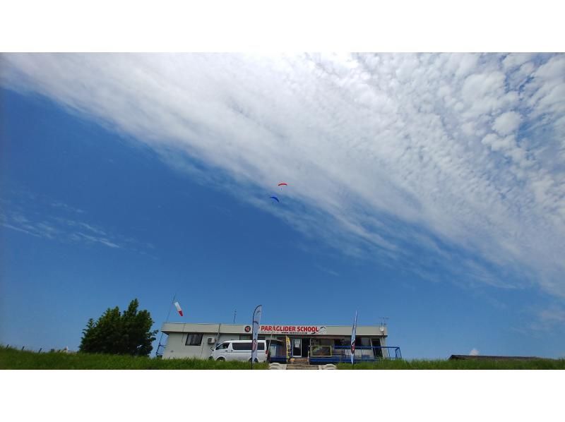 【와카야마 기노 카와] 패러 글라이딩 탠덤 비행 체험 편안하고 안전 고도 300 미터에서 비행 사계절의 풍경이 매력の紹介画像