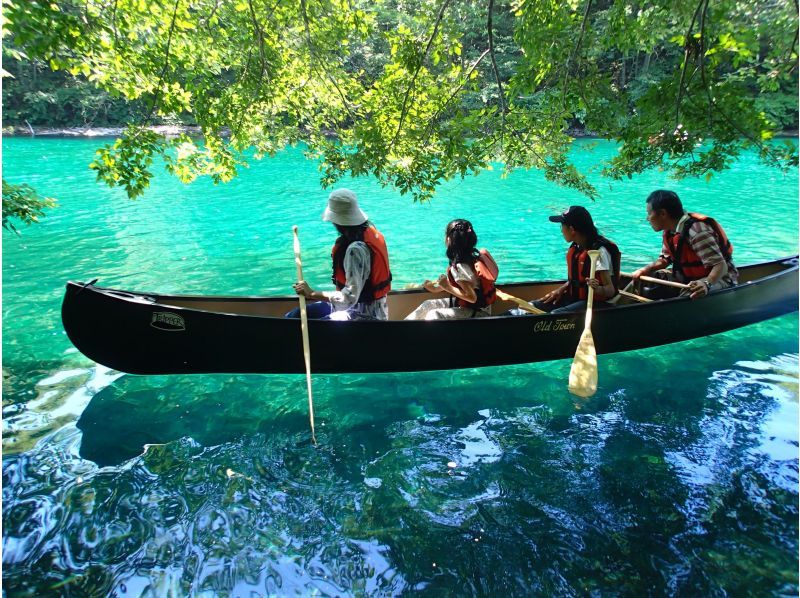 北海道支笏湖 支笏湖蓝色 一家人在美丽的湖面上享受独木舟的乐趣