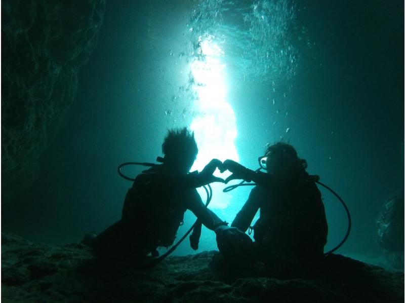 「스프링 세일 실시 중」【오키나와 푸른 동굴 투어】 푸른 동굴 보트로 가는 초보자 OK 풀 페이스 체험 다이빙の紹介画像
