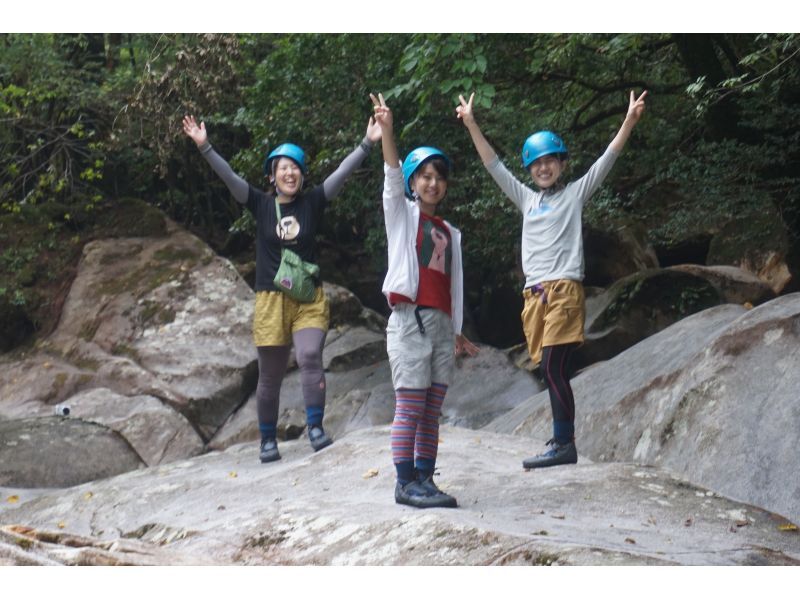 【大分・佐伯市】１組限定【日帰り/♨️】「春の新緑/藤河内渓谷の一枚岩沢歩き」(昼食/ｺｰﾋｰ/おやつ付)【装備無料/子供参加可】の紹介画像
