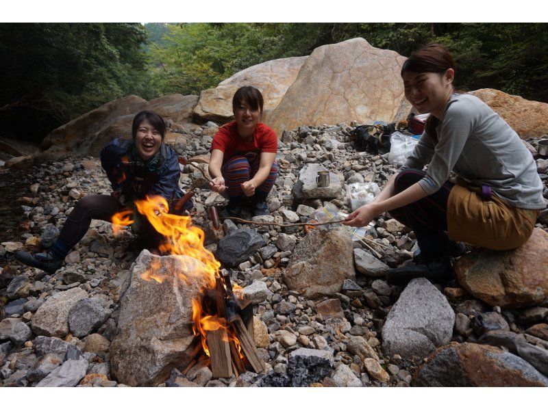 【大分・佐伯市】１組限定【日帰り/♨️】「春の新緑/藤河内渓谷の一枚岩沢登り」(焚火昼食/ｺｰﾋｰ/おやつ付)【装備無料/子供参加可】の紹介画像