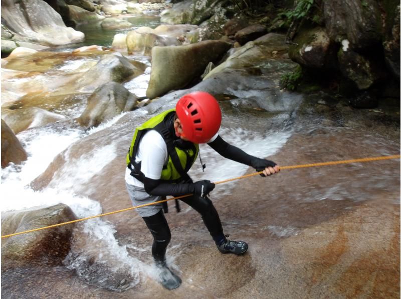 【大分・佐伯市】1組限定【1泊2日】夏の藤河内渓谷「焚火野営・沢滑り/飛込み/泳ぎ」(3食/ｺｰﾋｰ./おやつ/♨️付)【装備無料】7～9月の紹介画像