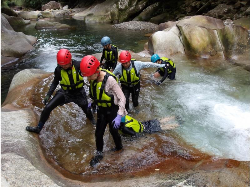 【大分・佐伯市】1組限定【1泊2日】夏の藤河内渓谷「焚火野営・沢滑り/飛込み/泳ぎ」(3食/ｺｰﾋｰ./おやつ/♨️付)【装備無料】7～9月の紹介画像