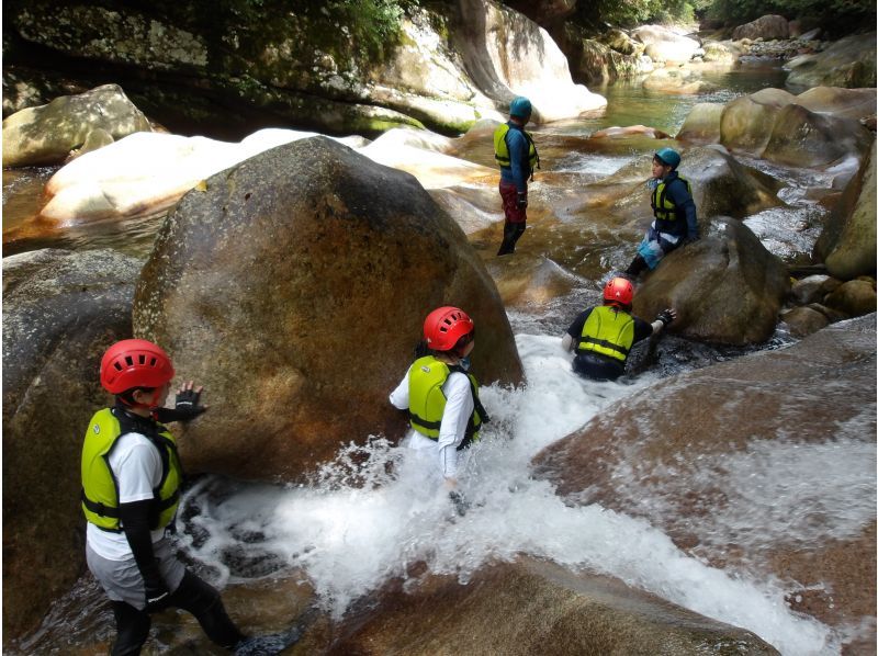 【大分・佐伯市】1組限定【1泊2日】夏の藤河内渓谷「焚火野営・沢滑り/飛込み/泳ぎ」(3食/ｺｰﾋｰ./おやつ/♨️付)【装備無料】7～9月の紹介画像