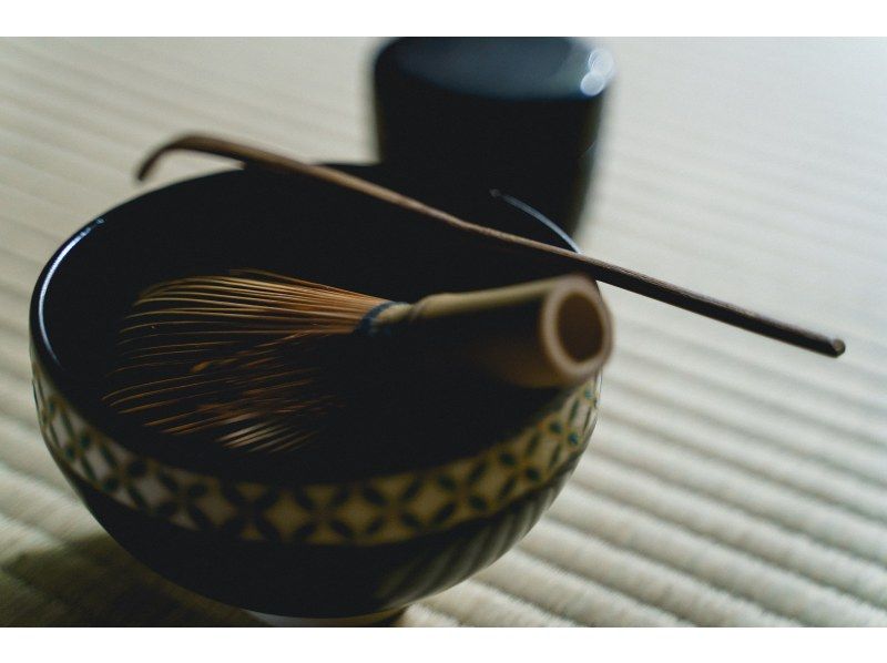 [Ishikawa / Komatsu City] Indulge in folk culture through a Ko-Kutani style painting experience accompanied by matcha tea.の紹介画像