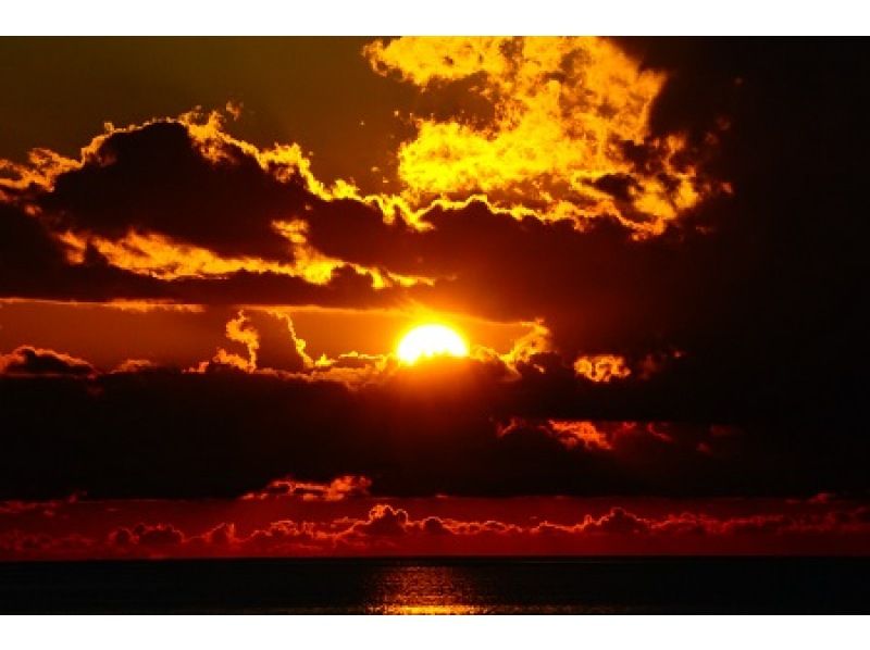 โอกินาว่า / Kumejima] ทไวไลท์พูด! ชมพระอาทิตย์ตกที่สวยงามกับช่างภาพจากเกาะคุเมะ (ประสบการณ์ออนไลน์)の紹介画像