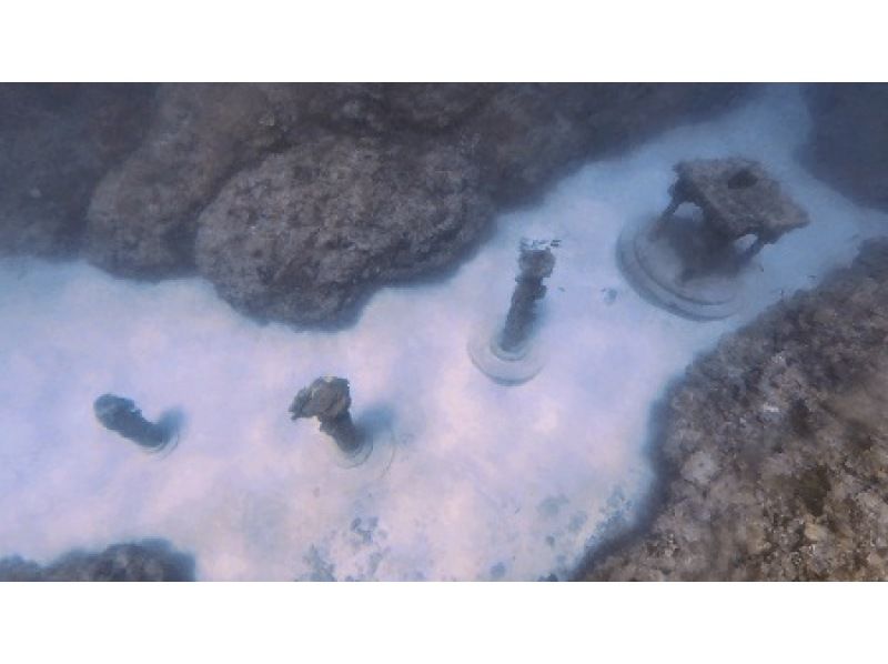 【鹿児島・与論島】海中宮殿でシュノーケル＆スキンダイビング！潜ると幸せになれるの天井を目指そう♫ニモ・ウミガメ探し・珊瑚の庭園全部入って満腹の紹介画像