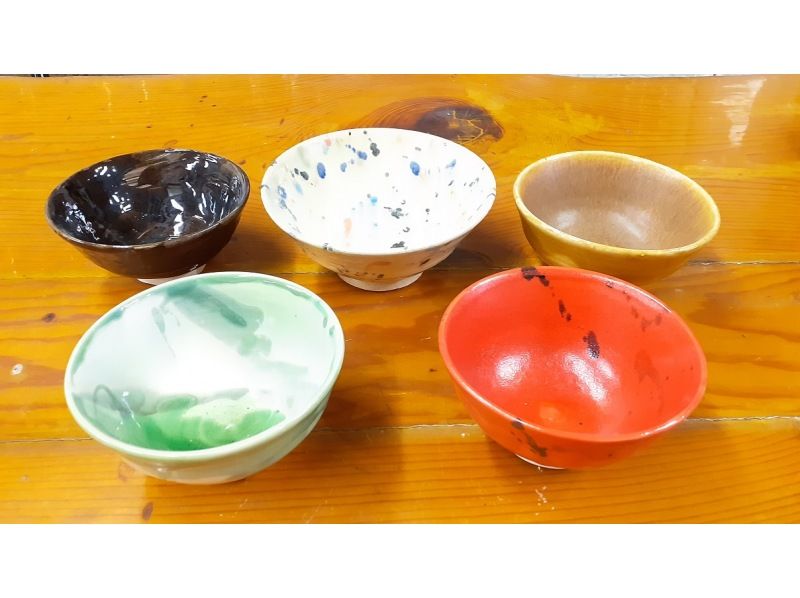 三重・鈴鹿】手びねり陶芸体験で作品を1点作ろう！+土練り、絵付け、色