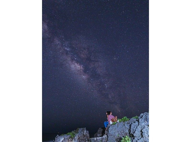 <Okinawa, Itoman> Starry sky photo and space walk in Itoman. Each participant will have their photo taken with the stars in the background. Families and couples are welcome.の紹介画像