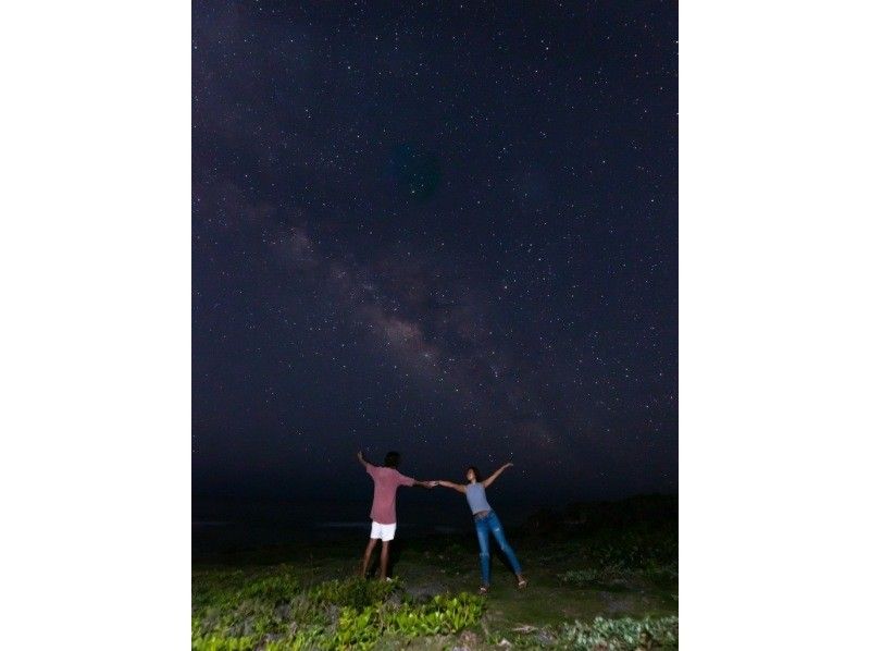 <Okinawa, Itoman> Starry sky photo and space walk in Itoman. Each participant will have their photo taken with the stars in the background. Families and couples are welcome.の紹介画像