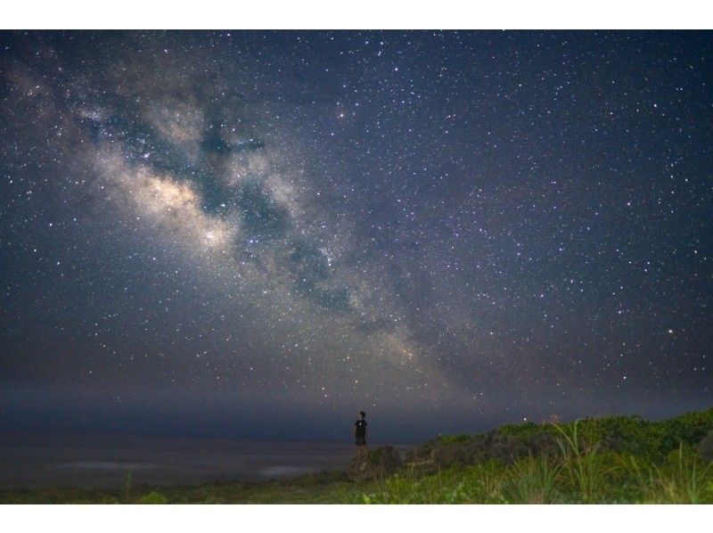 <Okinawa, Itoman> Starry sky photo and space walk in Itoman. Each participant will have their photo taken with the stars in the background. Families and couples are welcome.の紹介画像