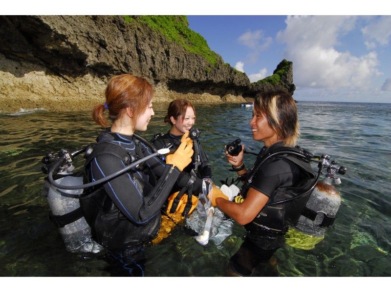 【Okinawa Main Island · Onna Village】 Blue Cave Experience Diving & Tropical Fish and Feeding Experience Diving! (A plan)の紹介画像